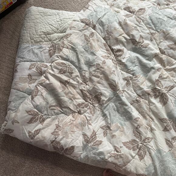 Laura Ashley Lifestyles Queen Size Muted Florals Comforter & 2 Pillow Shams - Picture 3 of 16